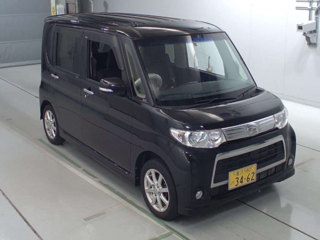 Машина Daihatsu tanto