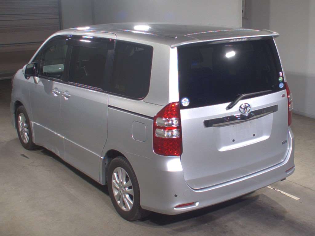 Минивэн ноах. Toyota Noah минивэн. Тойота 7 местная Ноан. Минивэн Toyota Noah полный привод. Toyota Noah 2011.