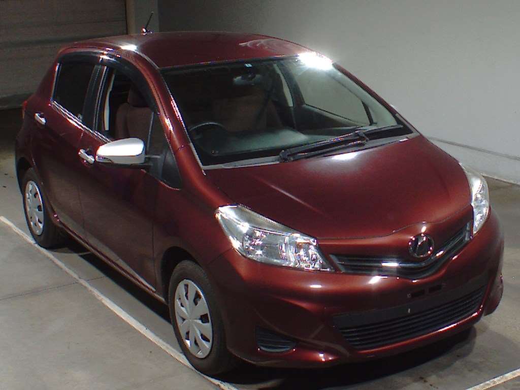 Из японии с пробегом. Vitz 2012. Красный Toyota Vitz 2012. Тойота Витц 2012 красная. Тойота Витц Япония.