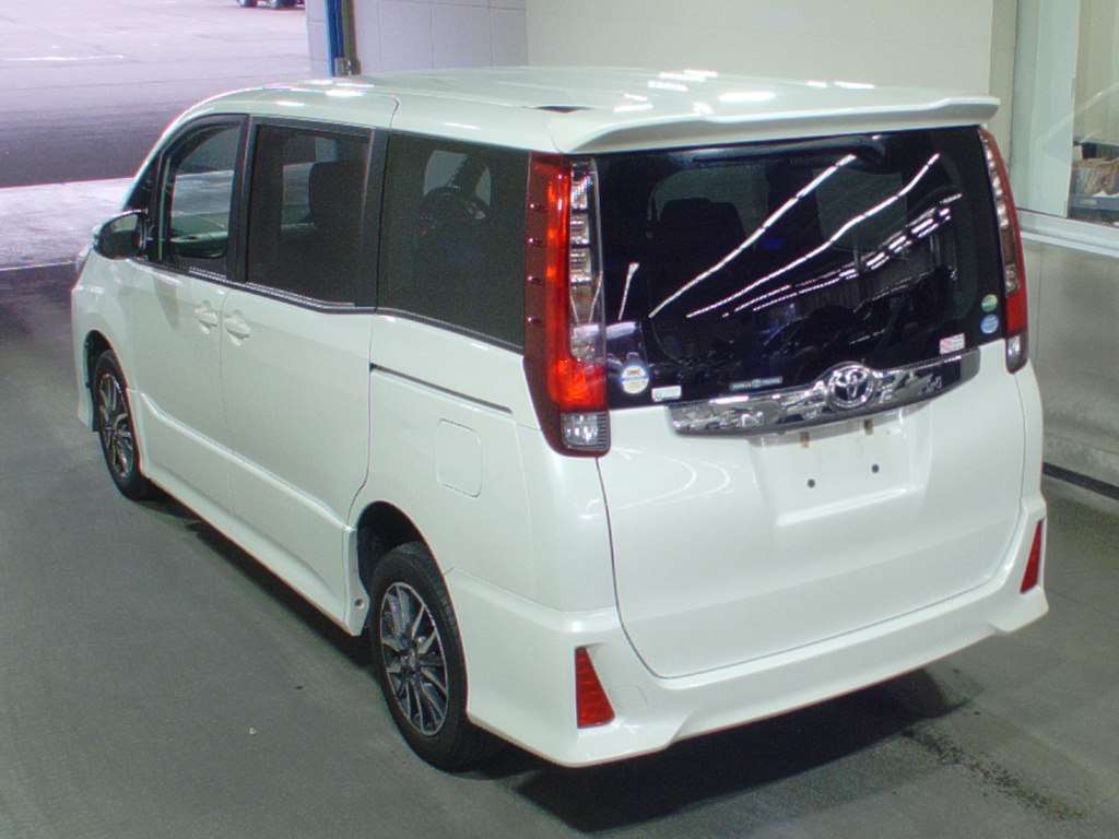 Праворукие машины из японии б у. Минивэн Toyota Noah полный привод. Toyota Noah 2905. Ноах 2014. Тойота Ноах 2008.