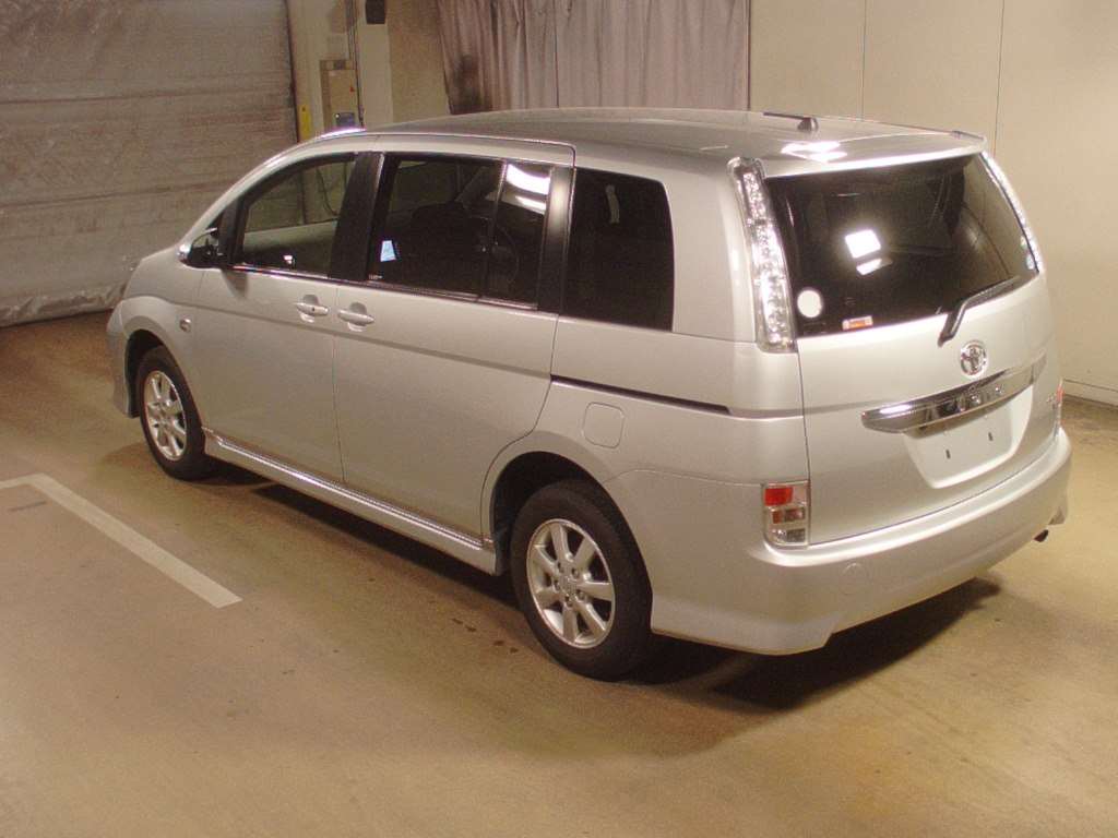 Праворукие машины б у. Тойота Исис 4 ВД. Toyota Isis Platana. Тойота минивэн 7-8 местный 1999. Toyota Isis 2022.