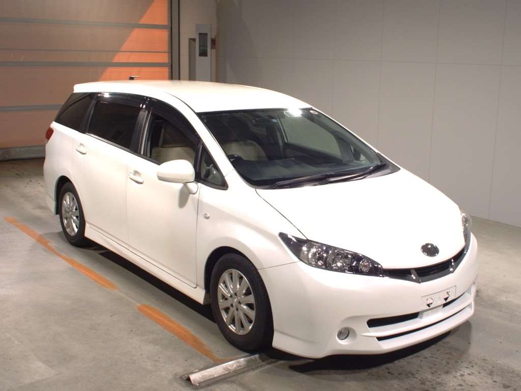 Купить автомобиль с пробегом из японии. Toyota Prius Alpha 2018. Toyota Prius 2015. Toyota Prius 2012. Тойота Приус гибрид 30.