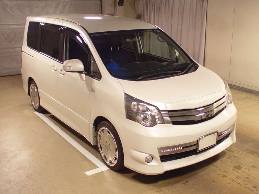 Купить машину из японии с доставкой. Ноах 2013. Поставка авто из Японии. Авто из Японии с аукциона. Семейный автомобиль с аукциона в Японии.