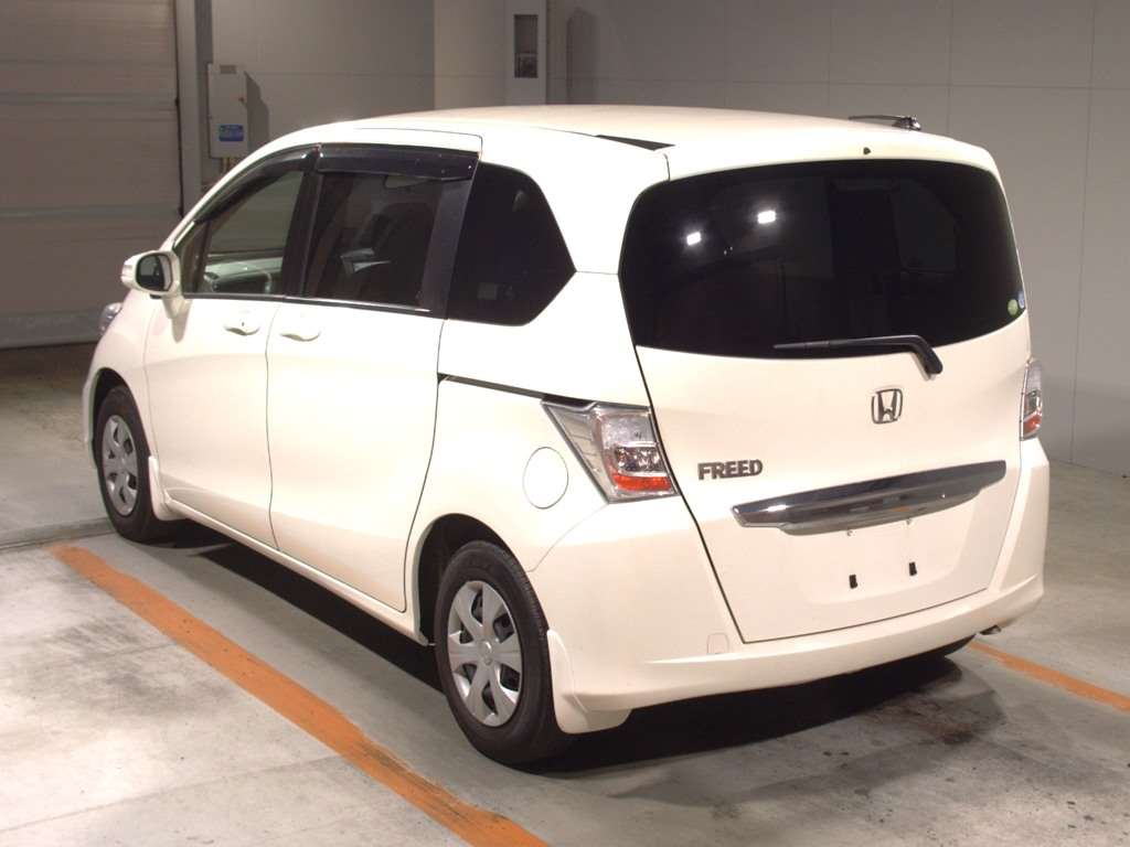 Машины во владивостоке из японии цена. Honda freed 2012. Японские аукционы автомобилей. Компактная Хонда из Японии. Honda freed 2010 год вид спереди.