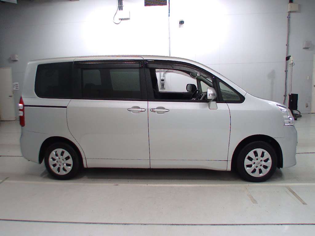 toyota noah 2001 2007