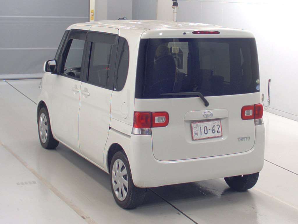 Машина Daihatsu tanto