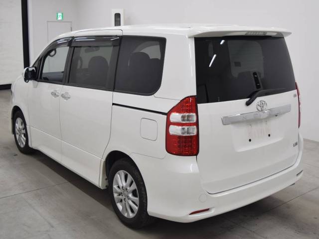 toyota noah левый руль