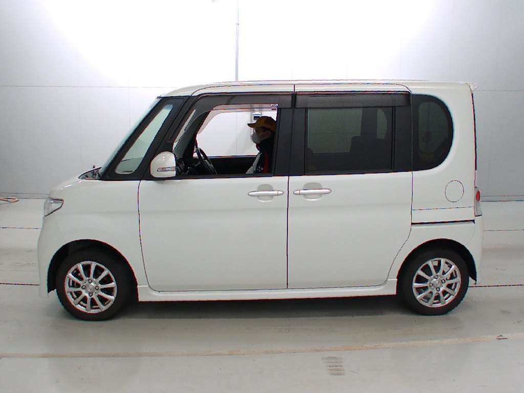 Машина Daihatsu tanto