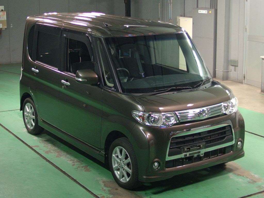 Машина Daihatsu tanto