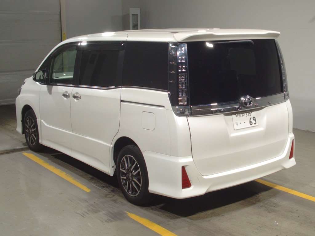 Toyota Voxy 2021