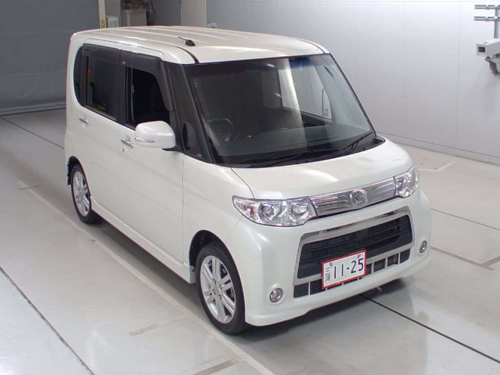 Машина Daihatsu tanto