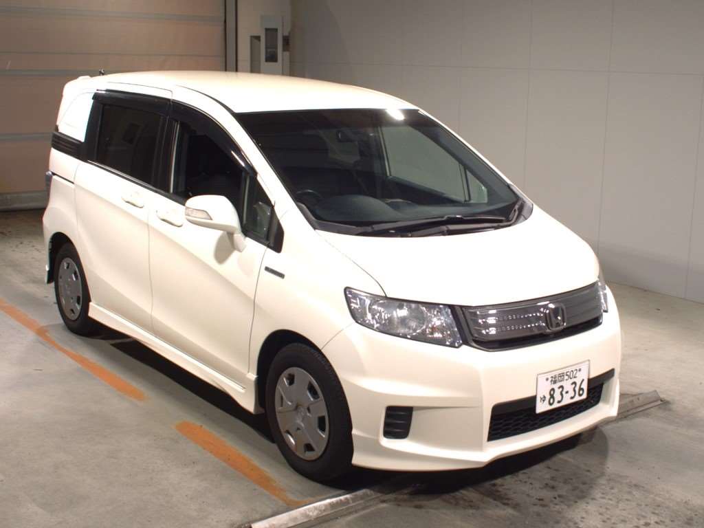 Honda freed spike 2012. Хонда Спайк 2016. Хонда Спайк кузов gb3 Фрид. Тойота Спайк 2012.