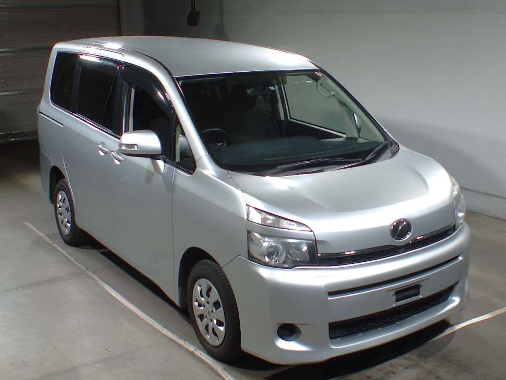 Авита владивосток. Toyota Noah 2006. Тойота праворукая 1999. Тойота праворукая микроавтобус. Тойота японская праворукая минивэн.