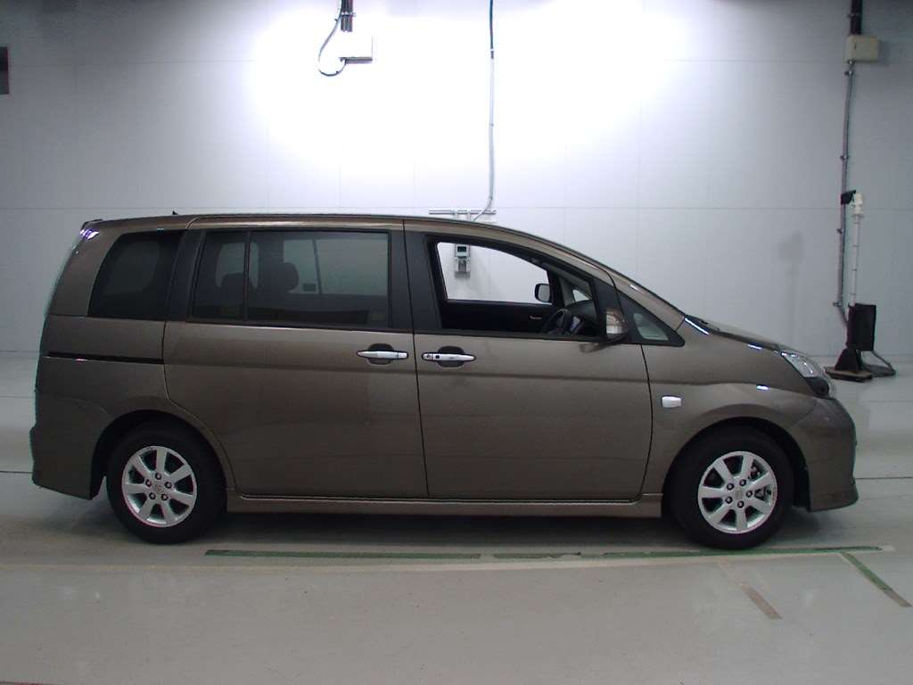 Toyota Isis Platana 2011