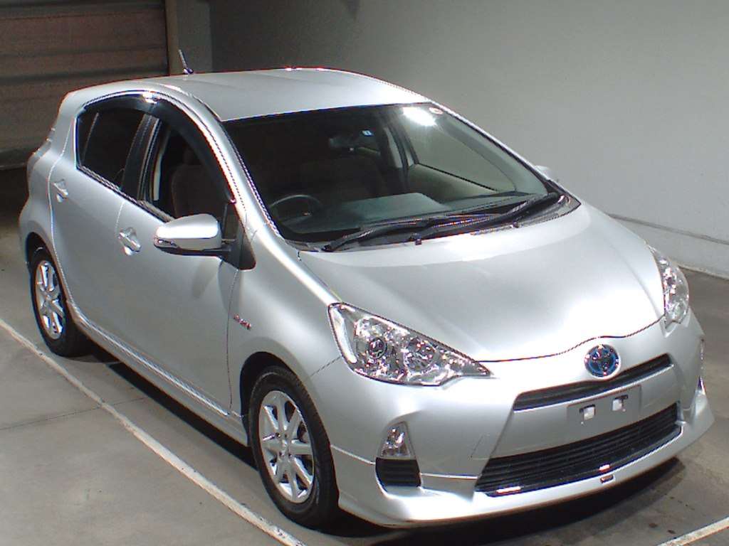 Toyota Aqua Hybrid 2013