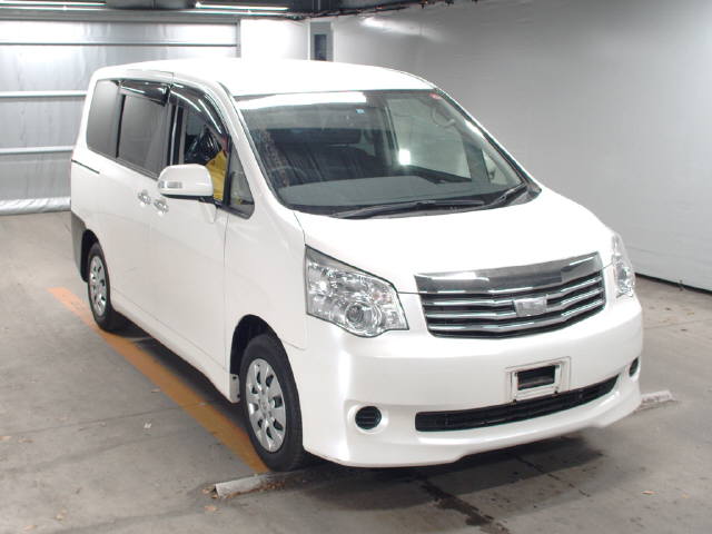 Sferacar авто из японии. Toyota Noah zrr75. Toyota Noah 2013. Ноах 2012. Toyota Noah белый.